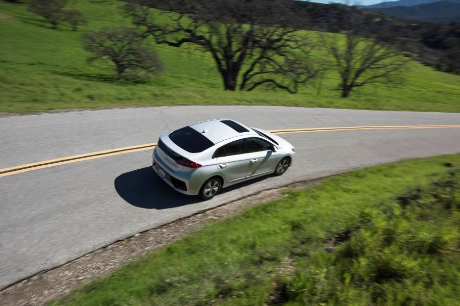  Hyundai IONIQ plug-in hybrid 2017 года  (NA) (фото 10 из 17)